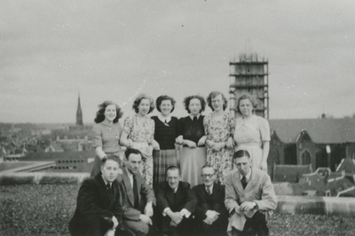 876205 Groepsportret van personeelsleden van warenhuis Vroom en Dreesmann (V&D), op het dak van de vestiging op de ...